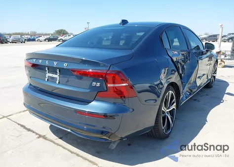 2024 Volvo S60 B5 Core Dark Theme z USA, uszkodzony, nr VIN 7JRL12FK9RG327436